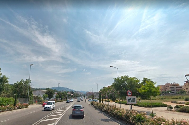 a sign on the side of the road says lloret de mar