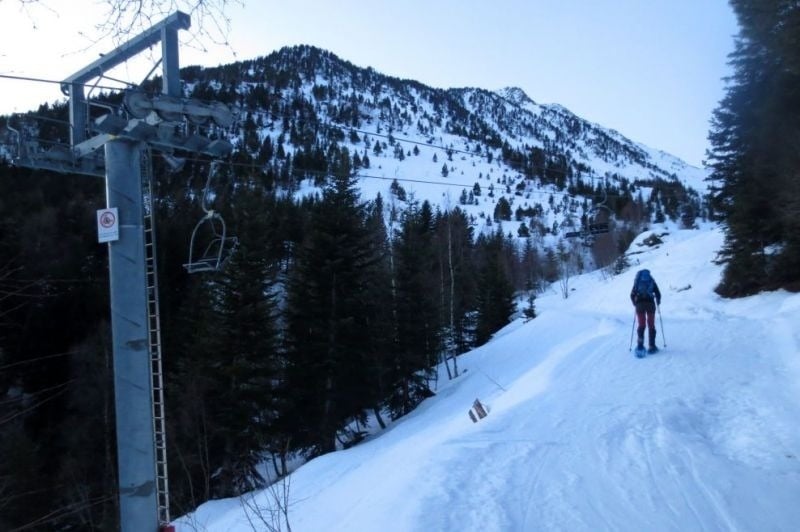 una persona camina a través de la nieve a l' aire lliure