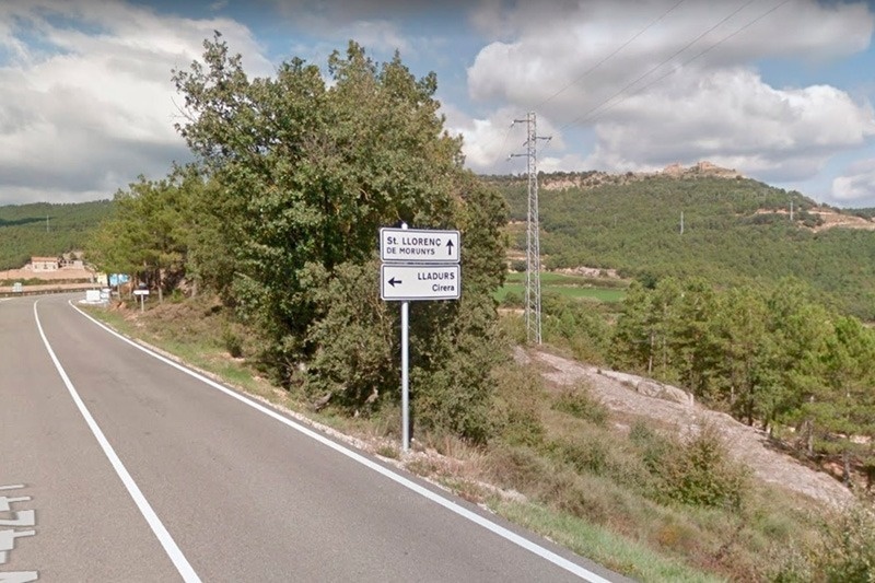 un cartel en la carretera que muestra la dirección de st. llorenç