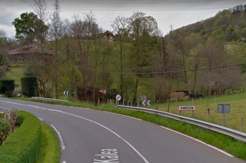 a l' esquerra de la carretera hi ha un cartell que diu oartzuin