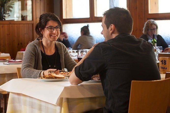 un home i una anciana s'enamoran en un restaurant