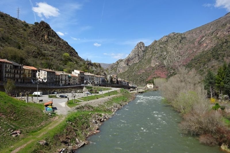 un edifici a l' esquerra de l' aigua i un edifici a la dreta de l' aigua