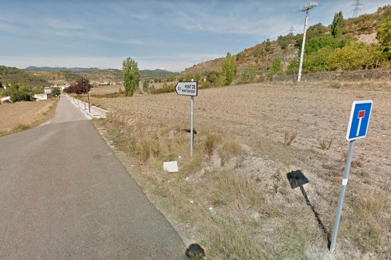 a sign on the side of a road says fort de montserrat