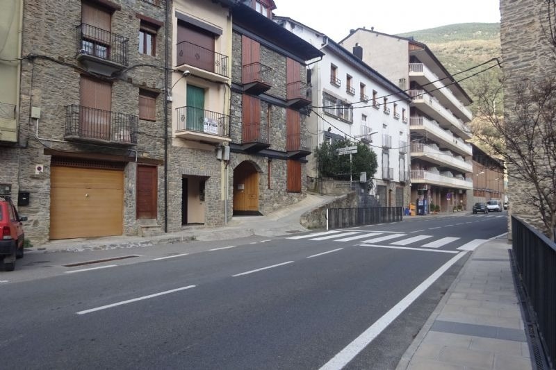 un carrer de la ciutat amb uns edificis de pedra a vendre