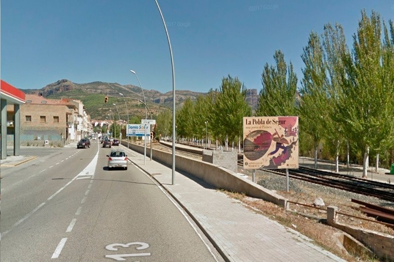 un panneau sur le côté de la route intitulé la pobla de segur