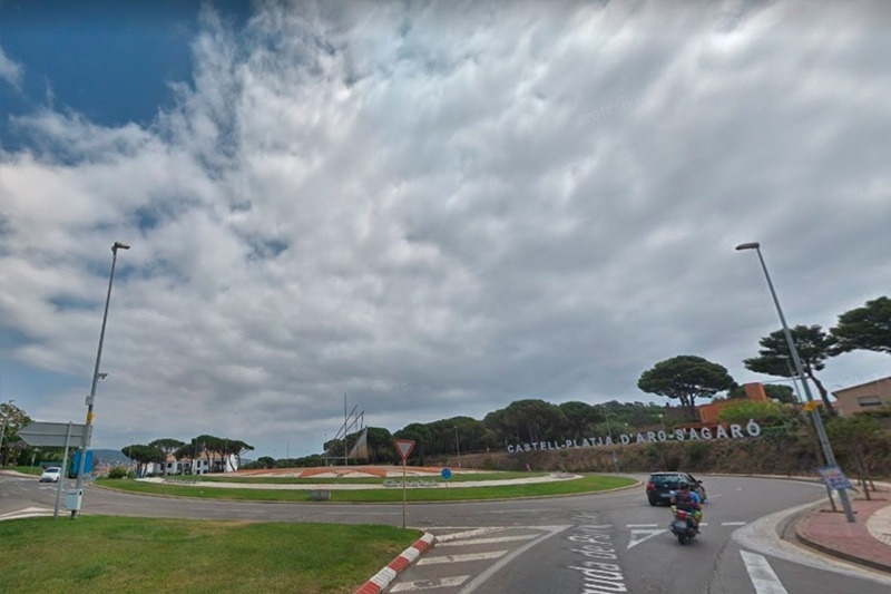 a roundabout with a sign that says castell plata