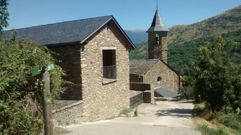 un edifici de pedra a la ladera de la montagna
