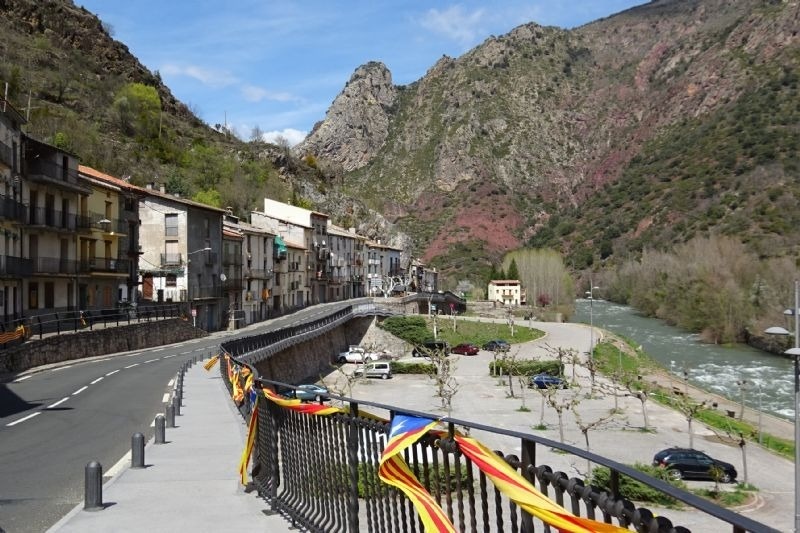 una carretera a través d' un paisatge de montagnes i un riu