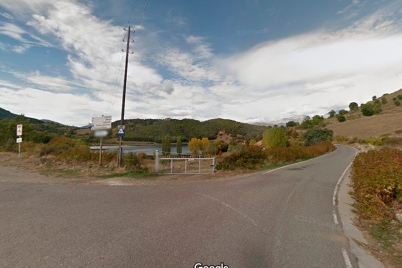 une photo d' une route avec le mot google à côté