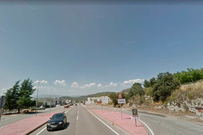 a car is driving down a road with a sign that says ' avenida ' on it
