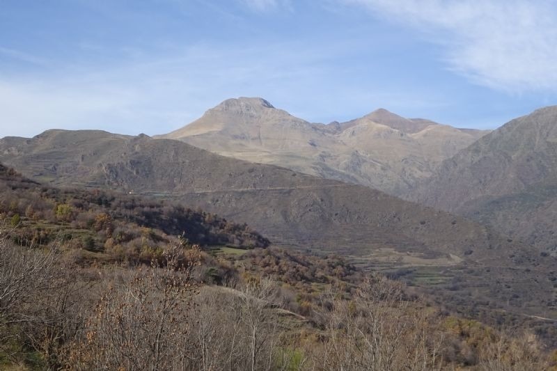 un paisatge de montagnes amb arbres i una carretera