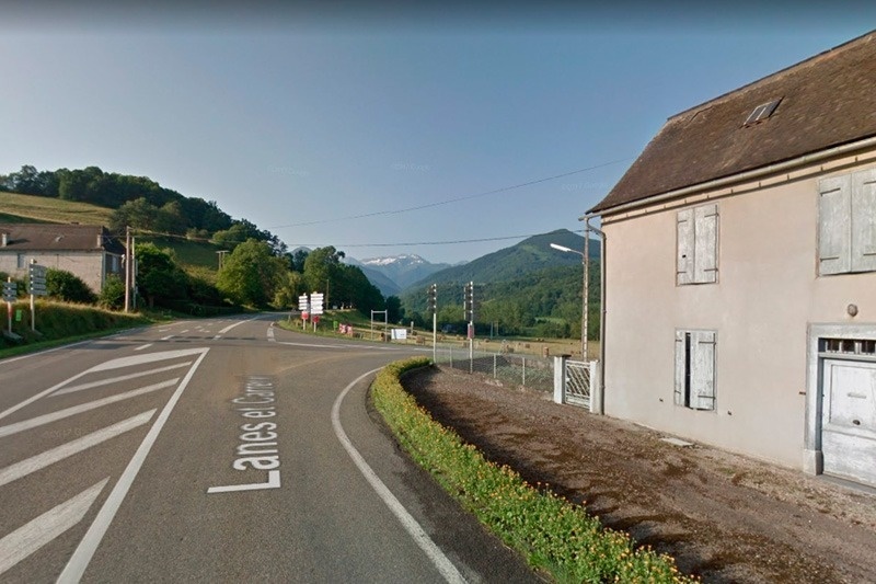 a street with the word lanes on it
