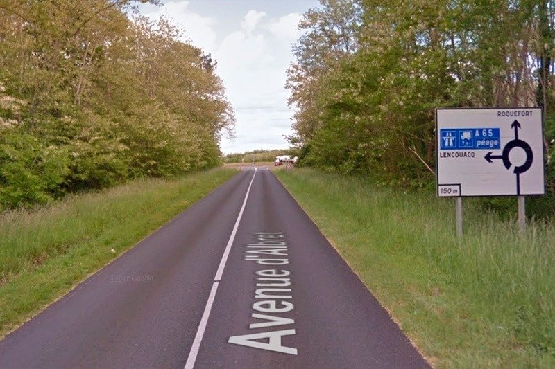 a road with a sign that says avenue d' allier