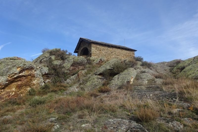 un edifici de pedra s'aixeca a la cima d' una roca