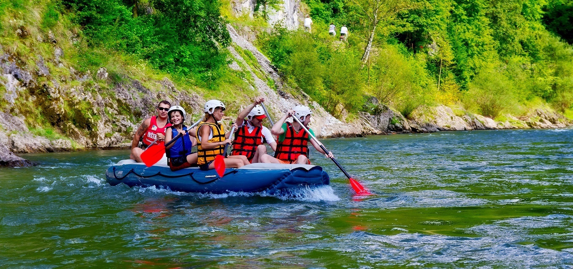 un grupo de personas está remando en un bote inflable en un río