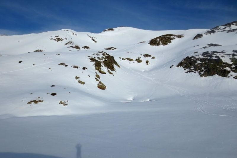 un paisatge de montagna cobert de neu i rocas