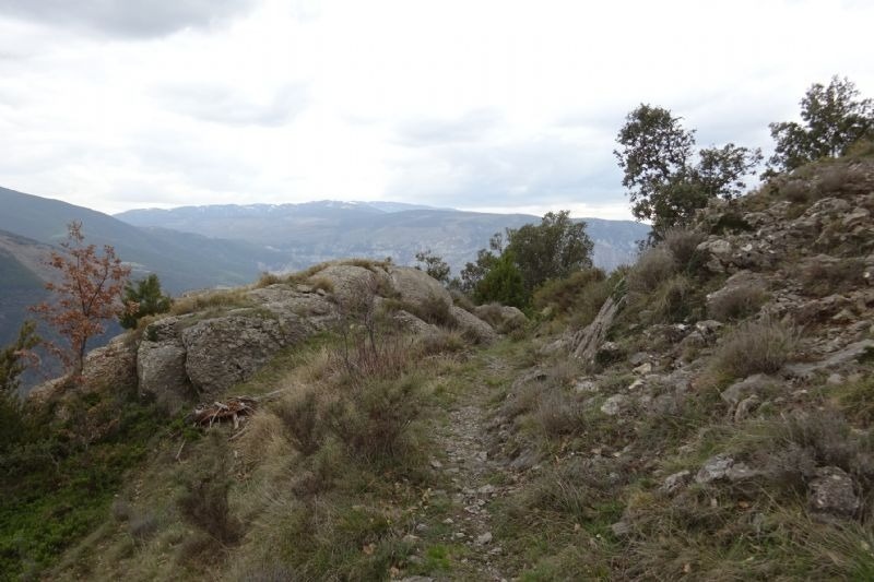 un camí de roca a la ladera d' una montagna