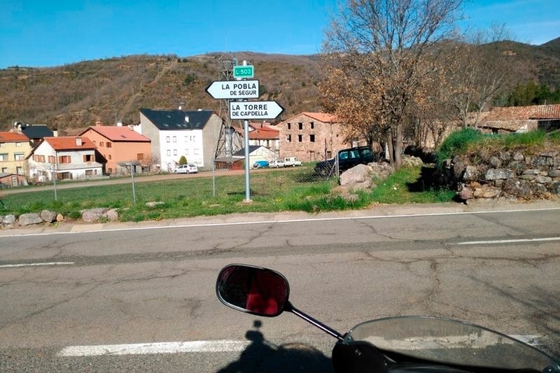 un panneau sur le côté d' une route indique que la torre est à droite