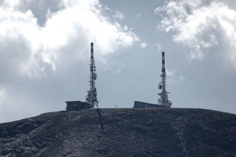 dues torres de telecomunicació a la cima d' una colina
