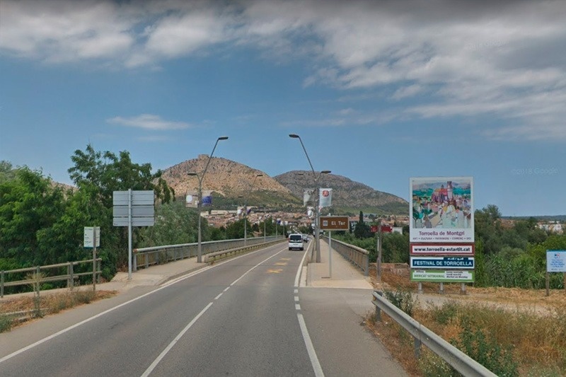 a sign on the side of the road says festival de torrolla