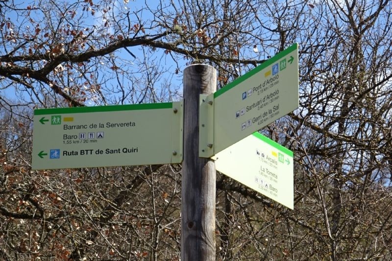 una señal que muestra la ruta btt de sant quiri