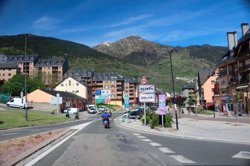 un homme sur une moto passe devant un panneau de berren