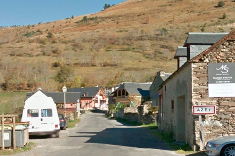 une petite rue avec un panneau azei à l' entrée