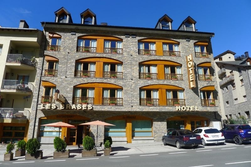 l' hotel les frases s'hi troba a l' avinguda