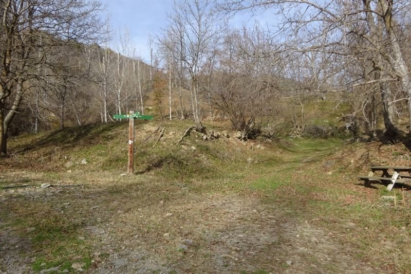 un post a l' aire lliure apunta a l' esquerra
