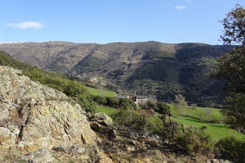 una casa a la ladera d' una montagna