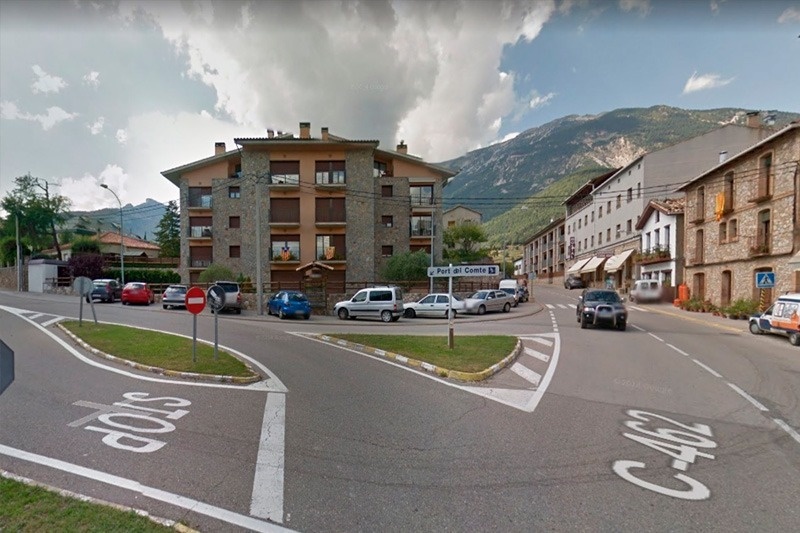 un panneau d' arrêt est à l' intersection d' une rue