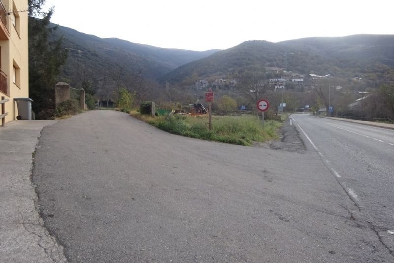 una carretera a l' esquerra de la qual hi ha un cartell que diu que no s'hi pugui girar