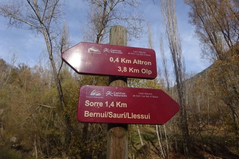 un cartell vermell apunta a l' esquerra i a l' dreta
