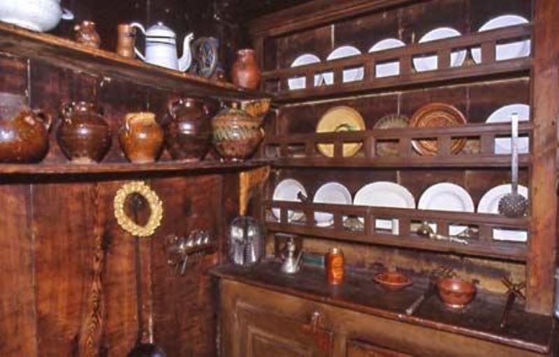 una cuina de fusta llena de plats i pots