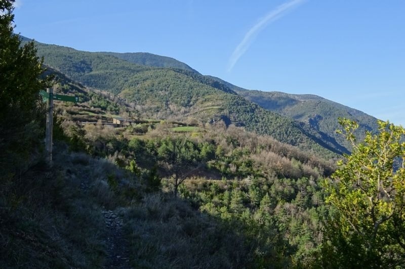 un cartell a la ladera de la montagna indica la direcció