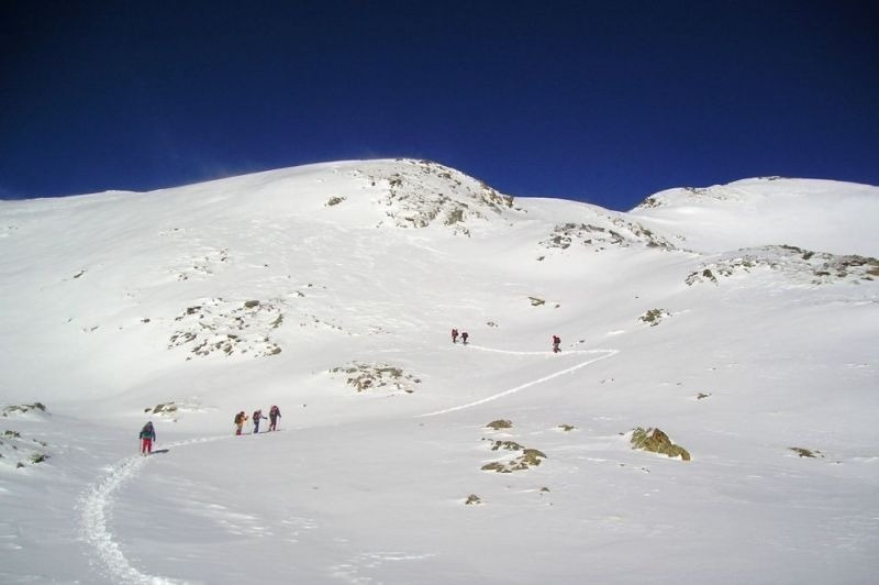un grup de persones camina per la nevada