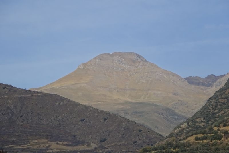 una gran montagna coberta d' arbustos i arbres
