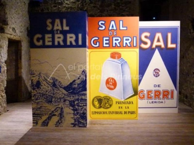 dos grandes carteles de sal de gerri están en una habitación
