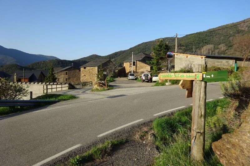un cartell a l' esquerra de la carretera indica el camí