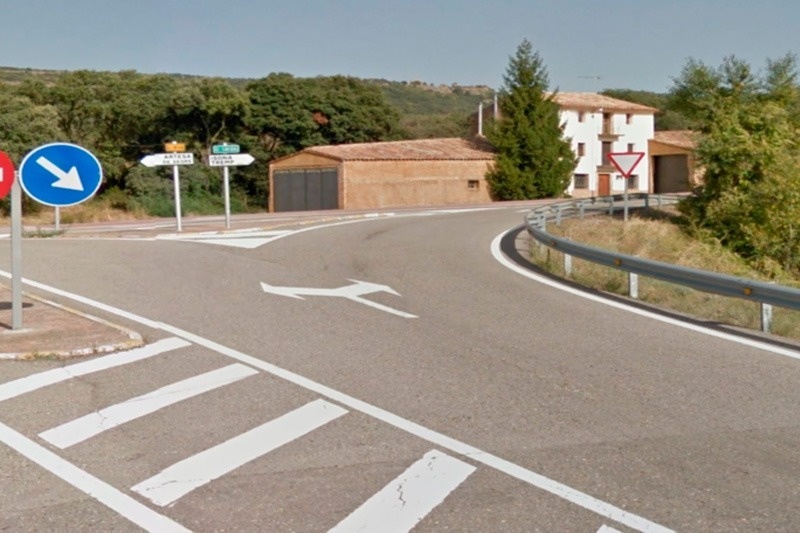 a road with a blue sign that says ' atencion ' on it