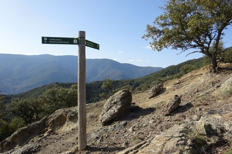 a wooden post with a sign on it that says " la nova via "