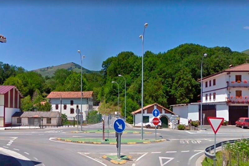 l' avinguda s'envolta en un encreuament amb un senyal de parada a l' esquerra