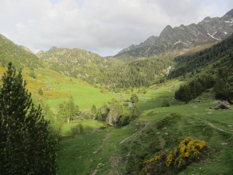 un riu que s'envolta en un paisatge de montagnes