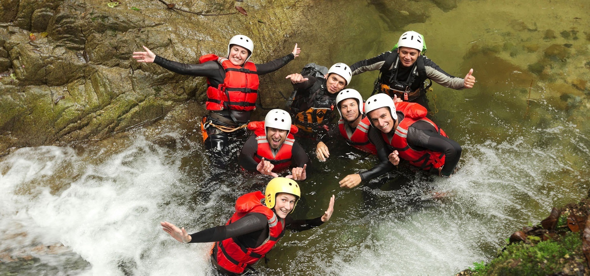 un groupe de personnes dans l' eau avec des gilets de sauvetage