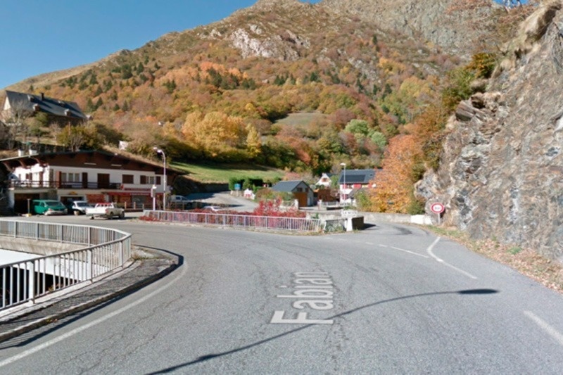 l' intersection de la route fabian se trouve au sommet d' une colline
