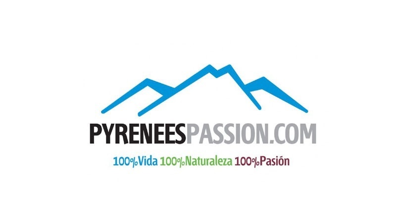 l' emblema de pyreneespassion.com mostra una montagna i el text 100 % vida 100 % naturaleza 100 % passió
