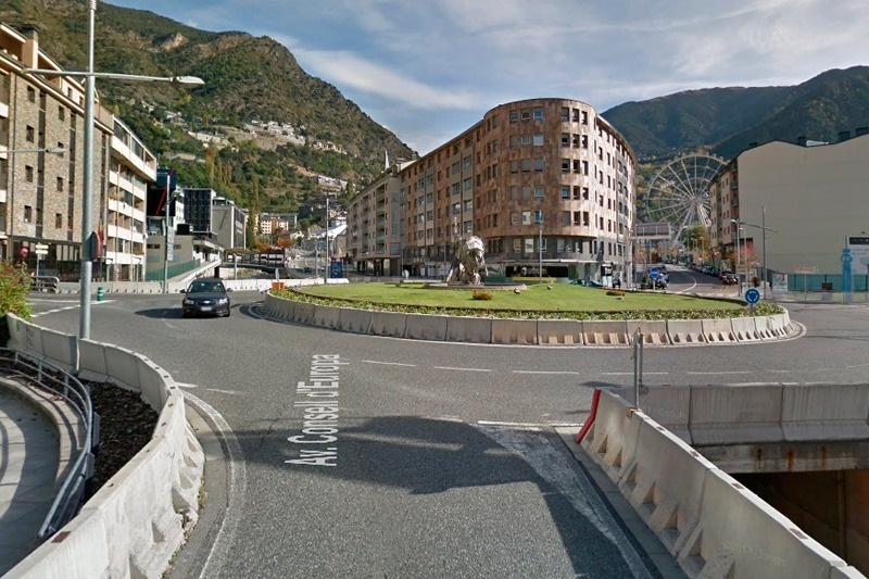 un cruce de carreteras con la calle av. consejo de europa al fondo