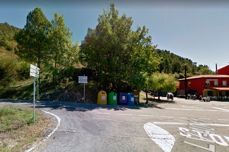 une rue avec un panneau indiquant que la direction est à gauche