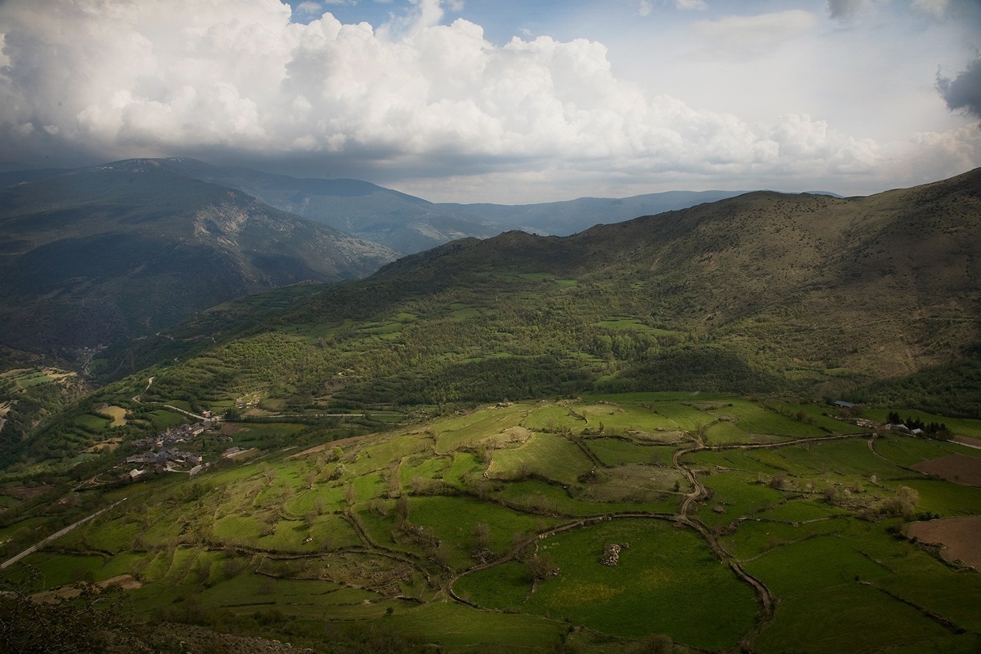 une vue aérienne d' un paysage verdoyant avec des montagnes en arrière-plan
