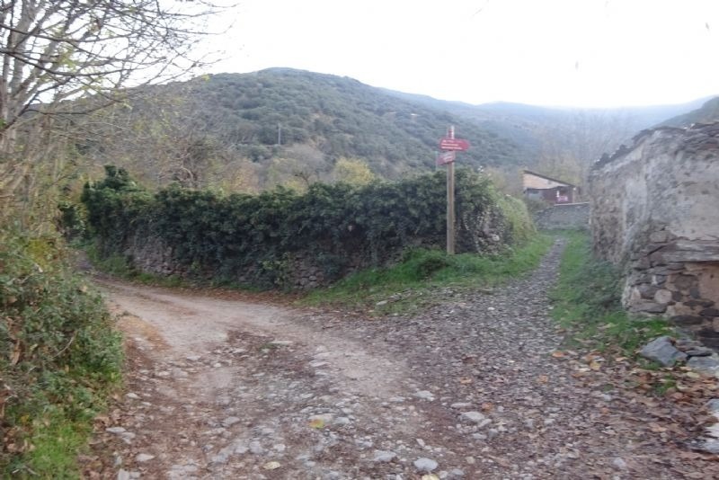 un carrer de roca a l' esquerra i un carrer de roca a la dreta